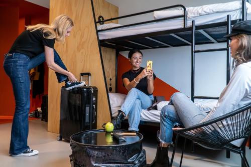 Litera en habitación compartida - Solo mujeres del hotel Via Amsterdam. Foto 7