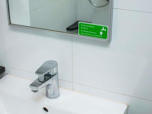 Habitación Estándar con 1 cama doble del hotel Ibis Budget Singapore Selegie. Foto 5