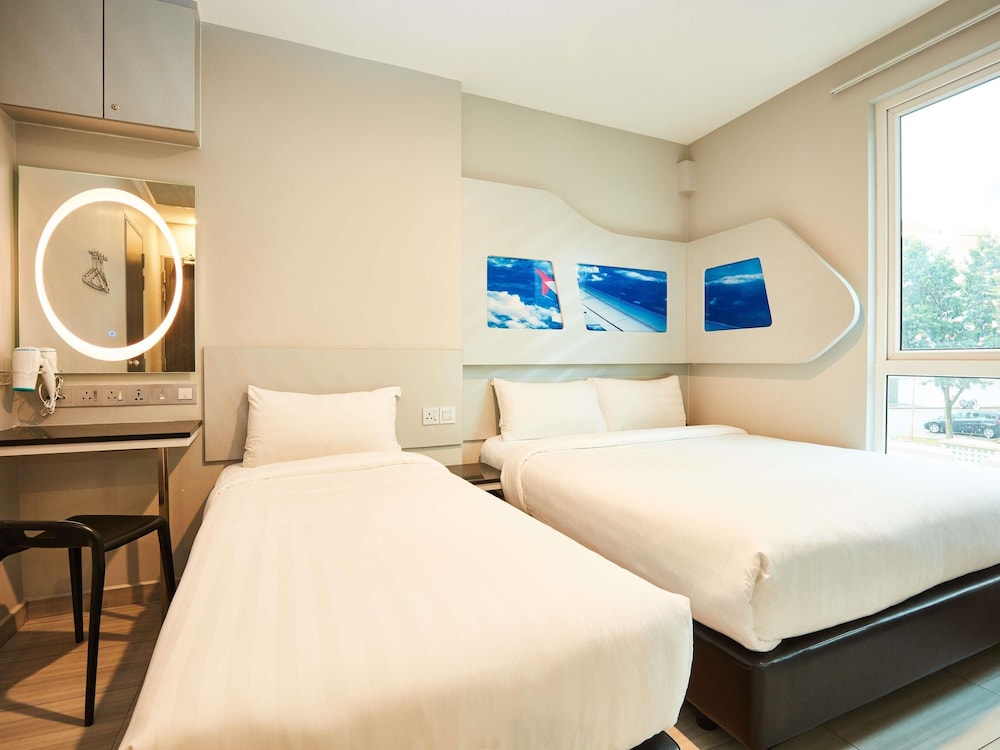 Cabaña con 1 cama doble y 1 cama individual del hotel Ibis Budget Singapore Selegie