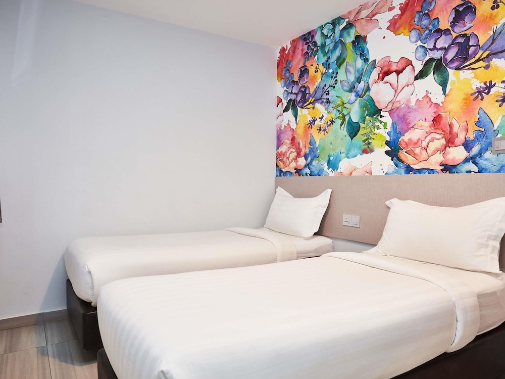 Habitación superior con 2 camas individuales del hotel Ibis Budget Singapore Selegie. Foto 9