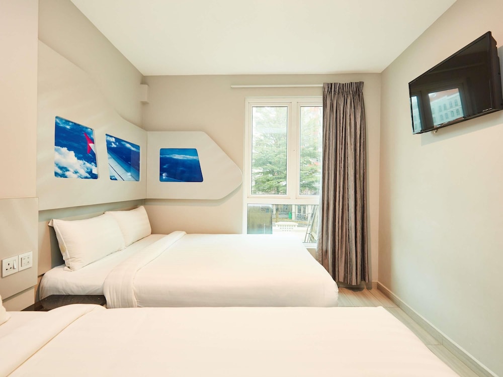 Cabaña con 1 cama doble y 1 cama individual del hotel Ibis Budget Singapore Selegie. Foto 6