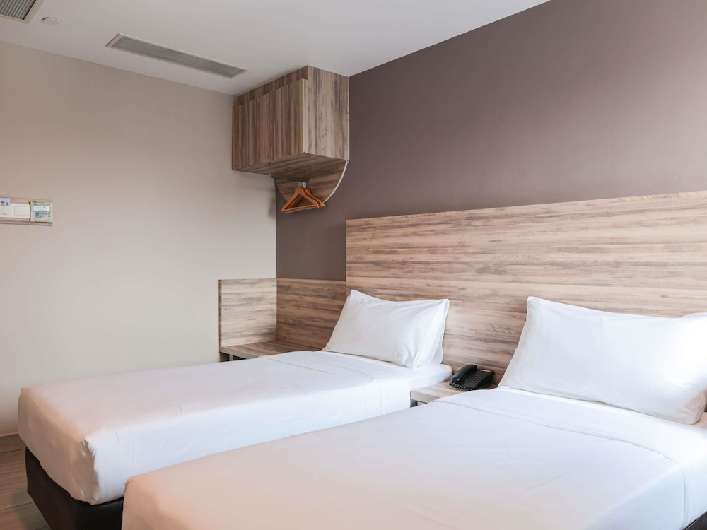 Habitación superior con 2 camas individuales del hotel Ibis Budget Singapore Crystal. Foto 6