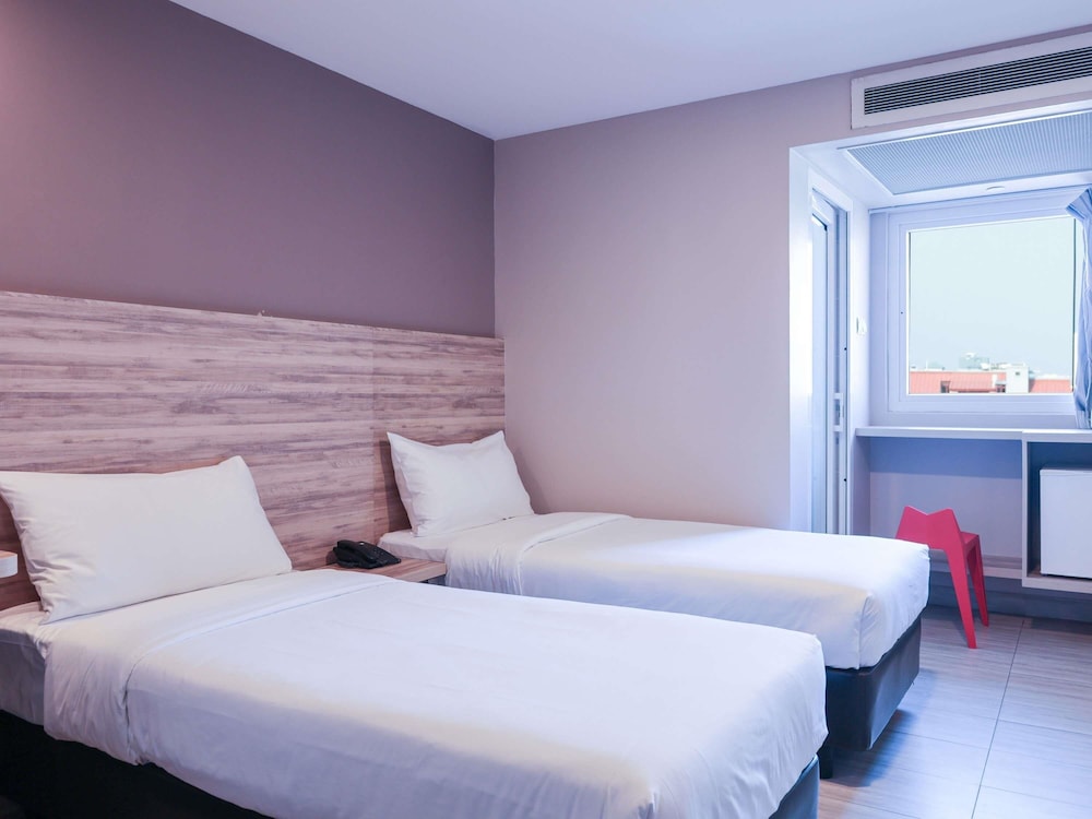 Habitación Deluxe con 2 camas individuales del hotel Ibis Budget Singapore Crystal. Foto 1