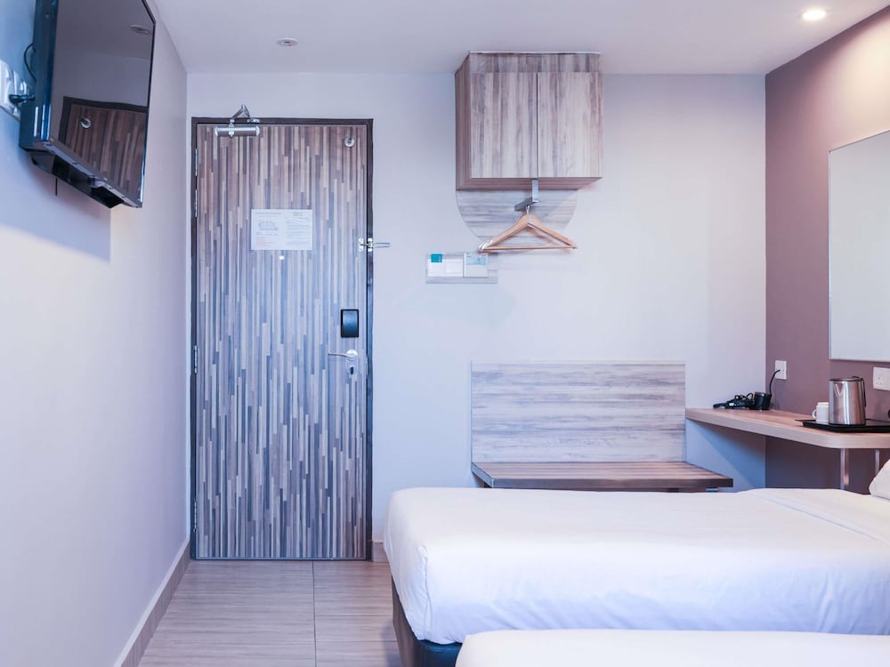 Habitación Deluxe con 2 camas individuales del hotel Ibis Budget Singapore Crystal. Foto 4