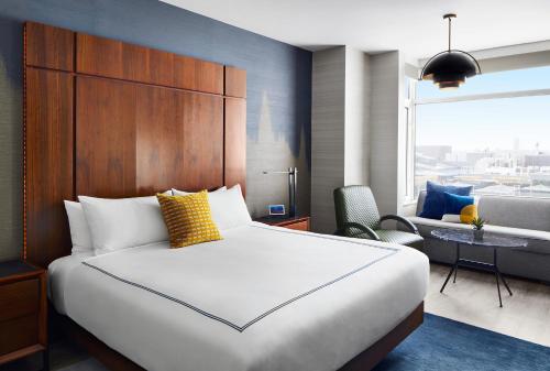 Habitación Deluxe Grand con cama grande del hotel Gansevoort Meatpacking. Foto 1