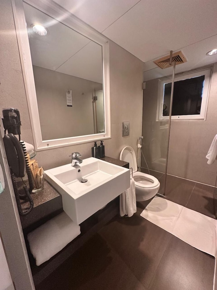 Habitación Deluxe con 1 cama doble del hotel Grand Mercure Vadodara Surya Palace. Foto 4