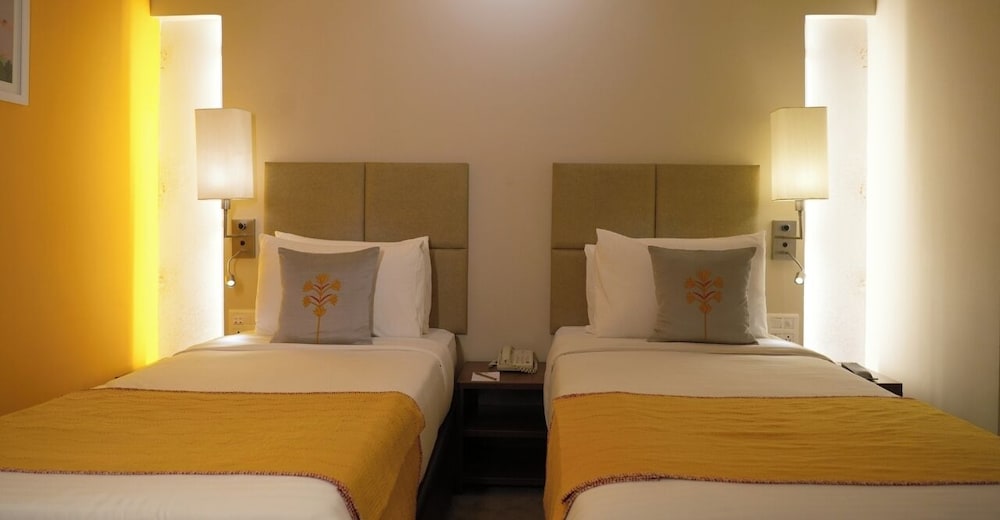 Habitación Deluxe con 2 camas individuales del hotel Grand Mercure Vadodara Surya Palace. Foto 1