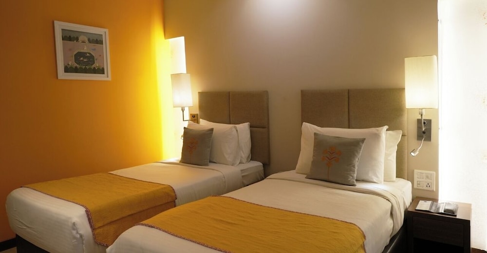 Habitación Deluxe con 2 camas individuales del hotel Grand Mercure Vadodara Surya Palace. Foto 2