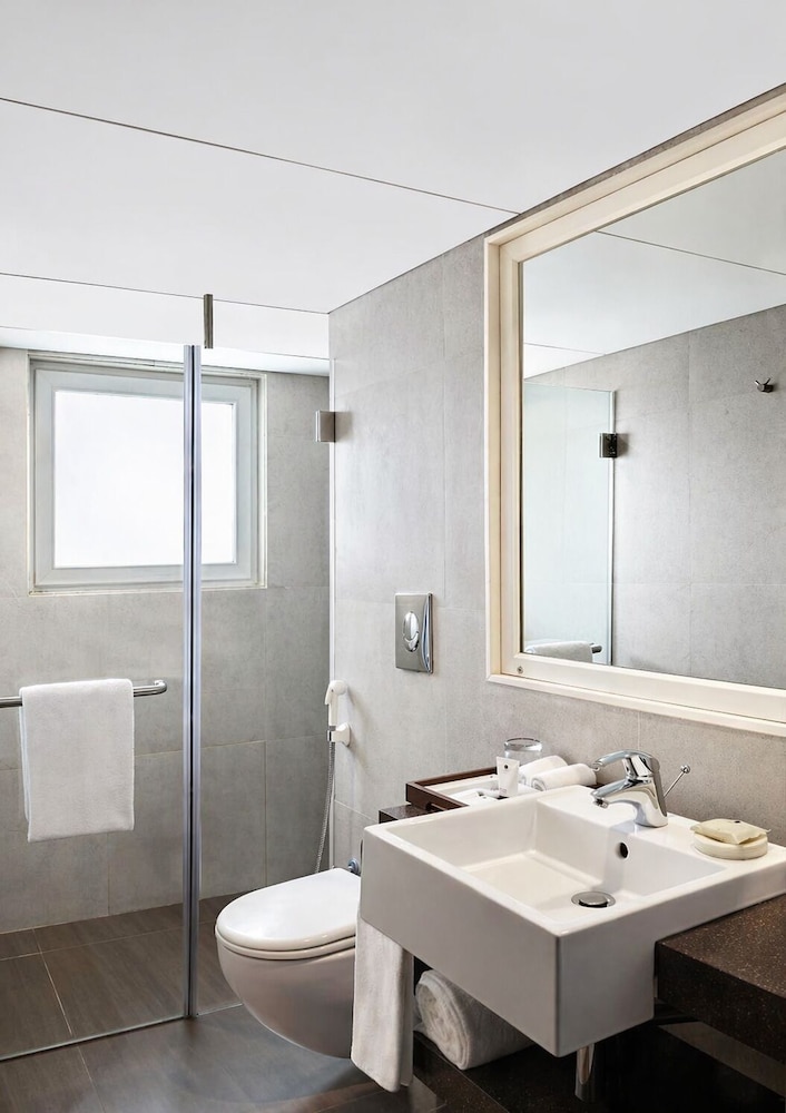 Habitación Deluxe con 2 camas individuales del hotel Grand Mercure Vadodara Surya Palace. Foto 3
