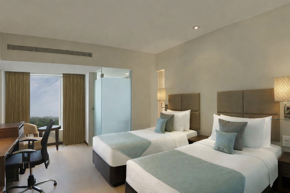 Habitación Deluxe con 2 camas individuales del hotel Grand Mercure Vadodara Surya Palace. Foto 5