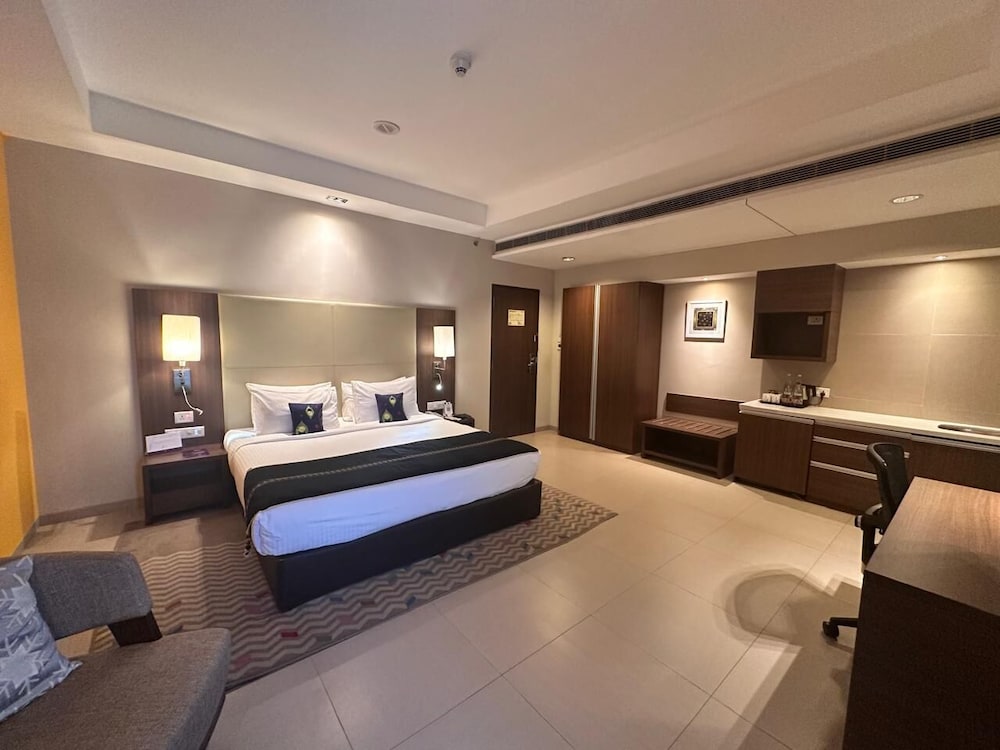 Habitación ejecutiva con 1 cama king size del hotel Grand Mercure Vadodara Surya Palace. Foto 1