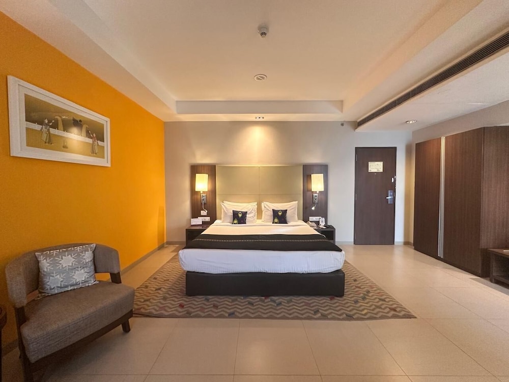 Habitación ejecutiva con 1 cama king size del hotel Grand Mercure Vadodara Surya Palace. Foto 2