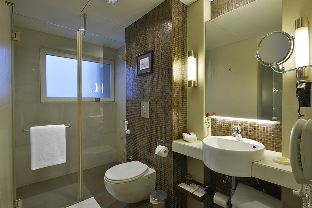 Habitación ejecutiva con 1 cama king size del hotel Grand Mercure Vadodara Surya Palace. Foto 6