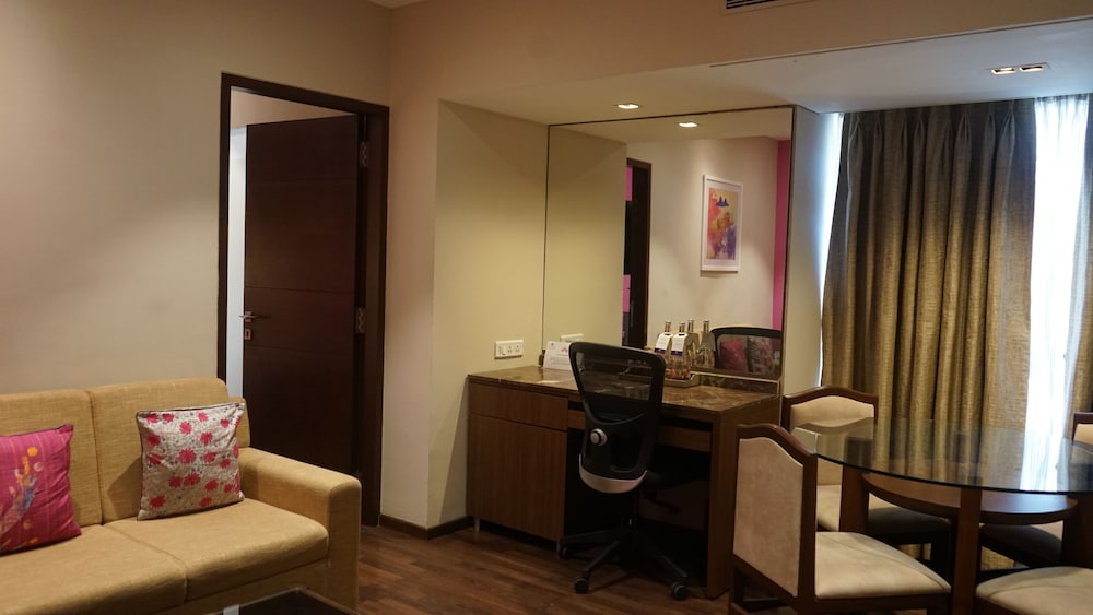 Suite Premier con Salón del hotel Grand Mercure Vadodara Surya Palace. Foto 5