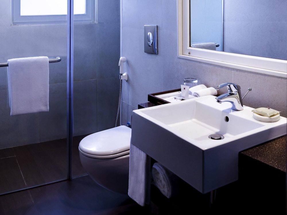 Habitación Deluxe con 2 camas individuales del hotel Grand Mercure Vadodara Surya Palace. Foto 6