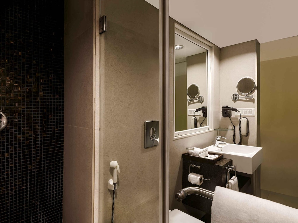 Habitación ejecutiva con 1 cama king size del hotel Grand Mercure Vadodara Surya Palace. Foto 9