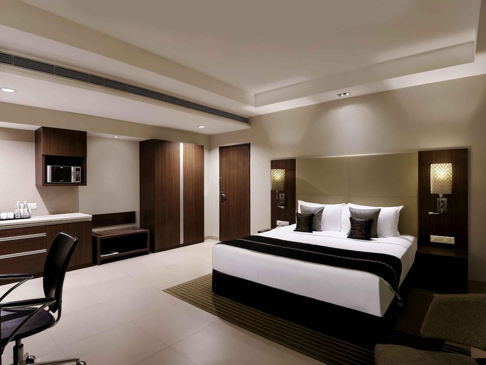 Habitación ejecutiva con 1 cama king size del hotel Grand Mercure Vadodara Surya Palace. Foto 10