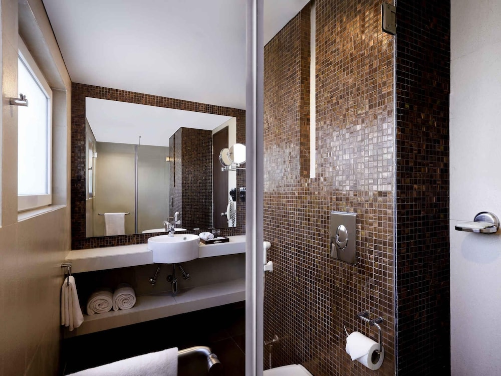Habitación ejecutiva con 1 cama king size del hotel Grand Mercure Vadodara Surya Palace. Foto 11