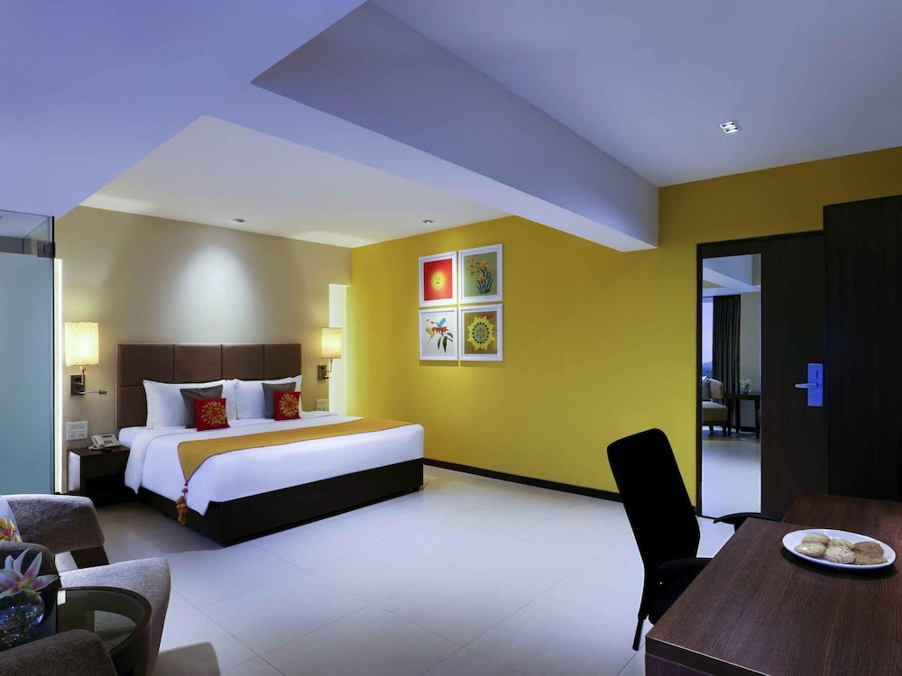 Habitación ejecutiva con 1 cama king size del hotel Grand Mercure Vadodara Surya Palace. Foto 12