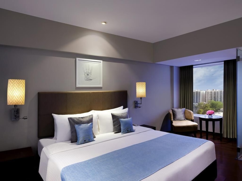 Suite Premier con Salón del hotel Grand Mercure Vadodara Surya Palace. Foto 10