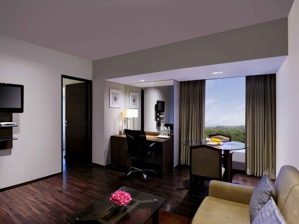 Suite Premier con Salón del hotel Grand Mercure Vadodara Surya Palace. Foto 11