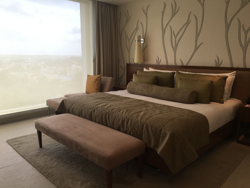 Suite de lujo, 1 cama de matrimonio grande, vistas a la piscina del hotel Taj Yeshwantpur, Bengaluru. Foto 1