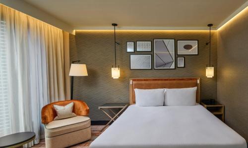 Habitación con cama extragrande del hotel Hilton London Tower Bridge. Foto 3