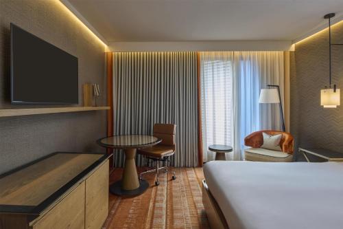 Habitación con cama extragrande del hotel Hilton London Tower Bridge. Foto 4