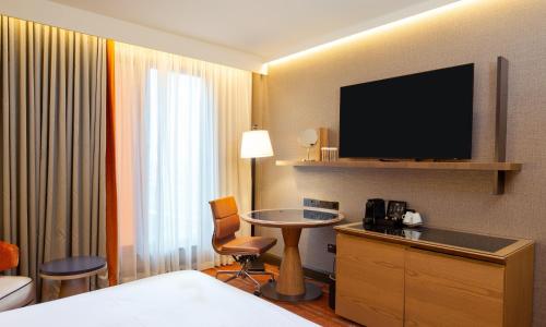 Habitación Executive con cama extragrande del hotel Hilton London Tower Bridge. Foto 1