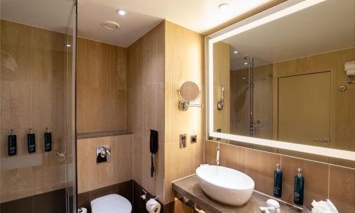 Habitación Doble Deluxe - 2 camas del hotel Hilton London Tower Bridge. Foto 1