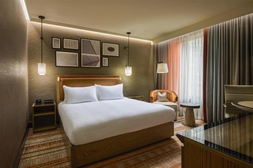 Habitación Deluxe Plus con cama extragrande del hotel Hilton London Tower Bridge. Foto 4