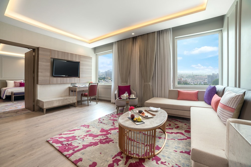 Suite Premium del hotel Vivanta Ahmedabad Sg Highway. Foto 3