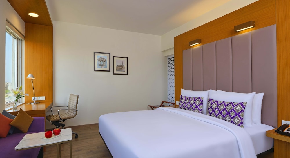 Habitación superior, 1 cama de matrimonio grande del hotel Vivanta Ahmedabad Sg Highway