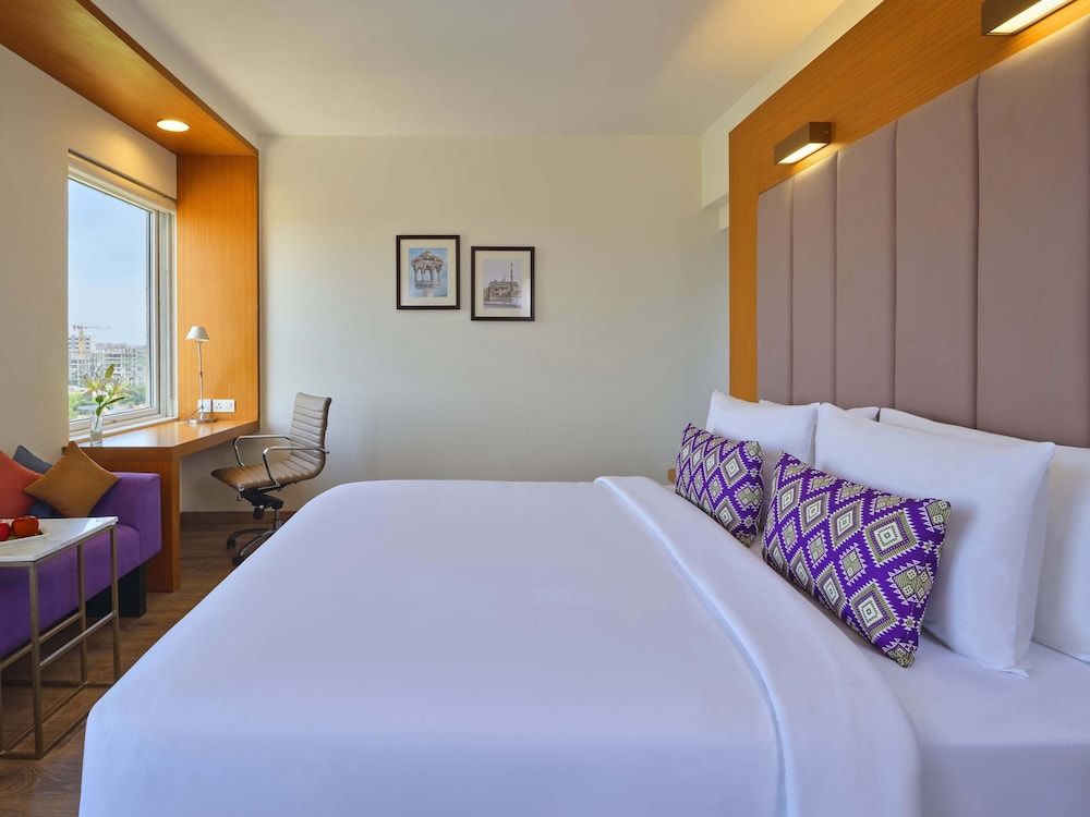 Habitación superior, 1 cama de matrimonio grande del hotel Vivanta Ahmedabad Sg Highway. Foto 1