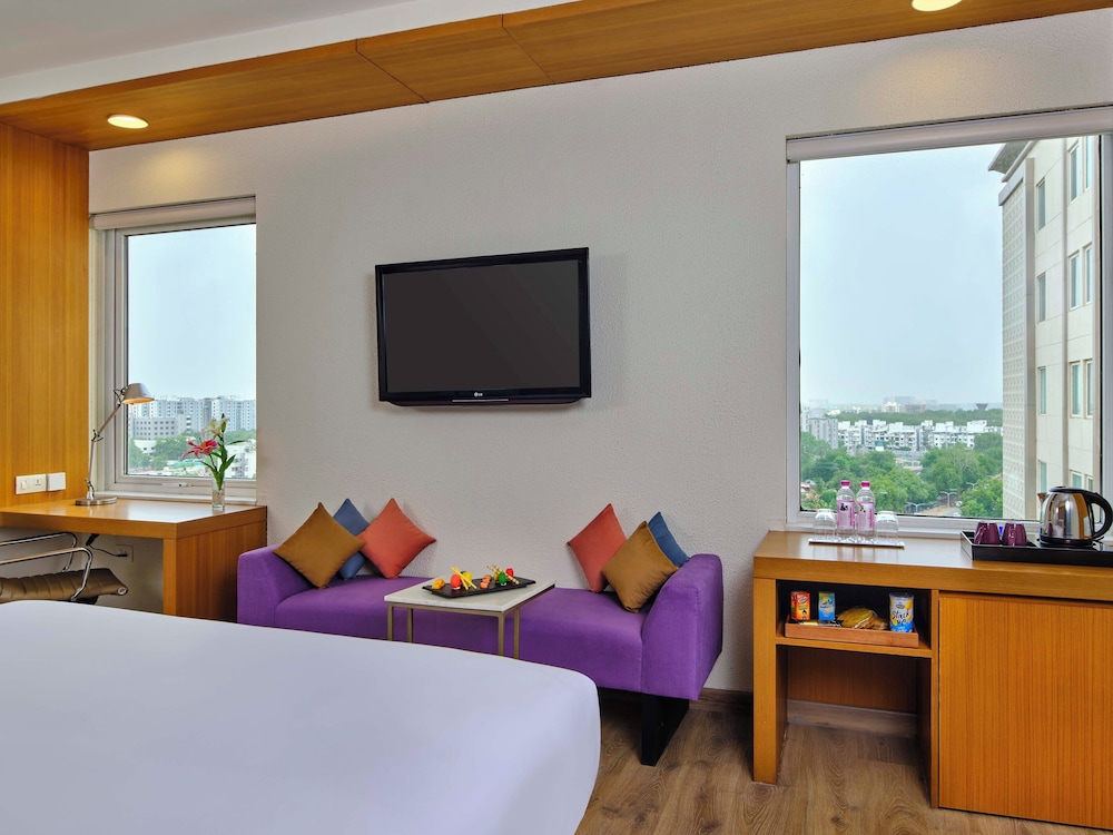 Habitación superior, 1 cama de matrimonio grande del hotel Vivanta Ahmedabad Sg Highway. Foto 2