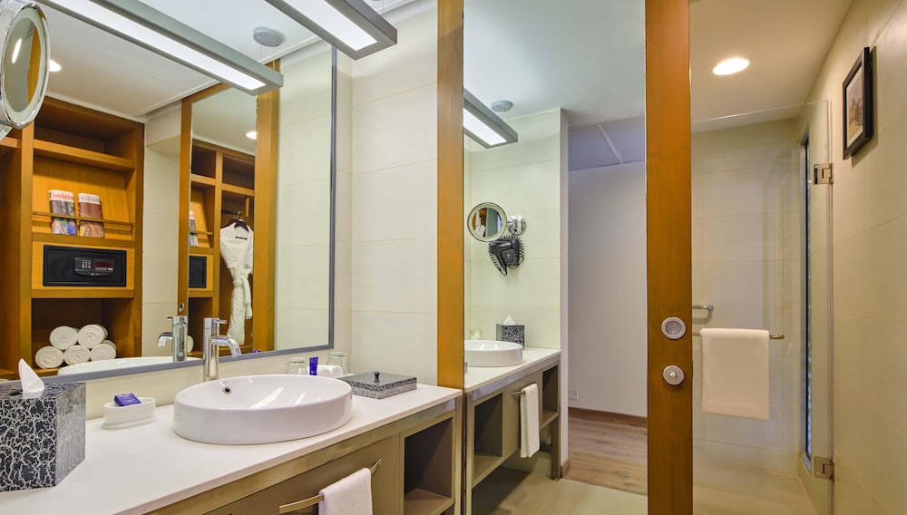 Habitación superior, 1 cama de matrimonio grande del hotel Vivanta Ahmedabad Sg Highway. Foto 3
