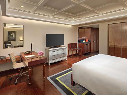 Deluxe King Room - Complimentary daily chocolate hour 5 - 6pm del hotel Mövenpick Hotel Hanoi Centre