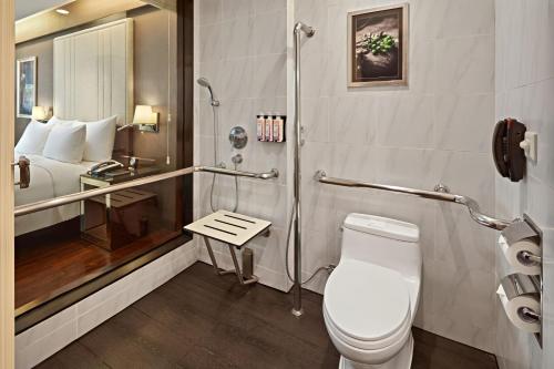 Classic King Room - Complimentary daily chocolate hour 5 - 6pm del hotel Mövenpick Hotel Hanoi Centre. Foto 3