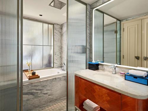 Premium King Room - Complimentary daily chocolate hour 5 - 6pm del hotel Mövenpick Hotel Hanoi Centre. Foto 1