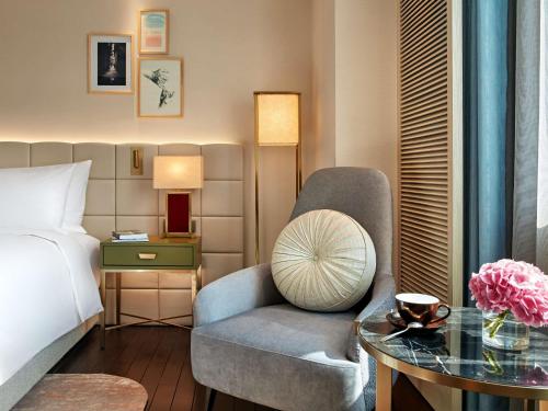 Executive King Room with Lounge Access - High Floor - Complimentary daily chocolate hour 5 - 6pm del hotel Mövenpick Hotel Hanoi Centre. Foto 2