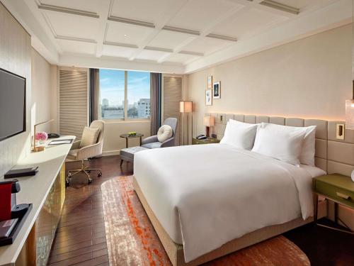 Executive King Room with Lounge Access - High Floor - Complimentary daily chocolate hour 5 - 6pm del hotel Mövenpick Hotel Hanoi Centre. Foto 3