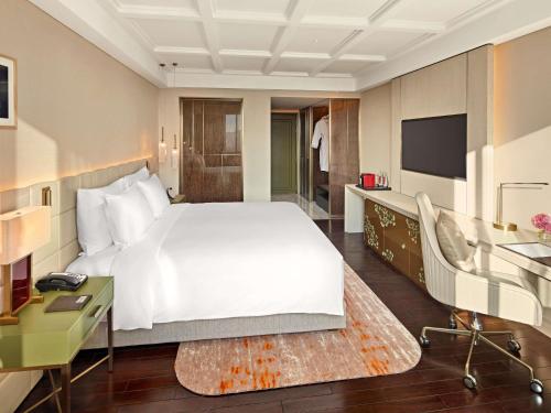 Executive King Room with Lounge Access - High Floor - Complimentary daily chocolate hour 5 - 6pm del hotel Mövenpick Hotel Hanoi Centre. Foto 4