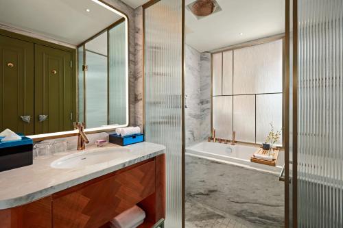 Executive Twin Room with Lounge Access - High Floor - Complimentary daily chocolate hour 5 - 6pm del hotel Mövenpick Hotel Hanoi Centre. Foto 7