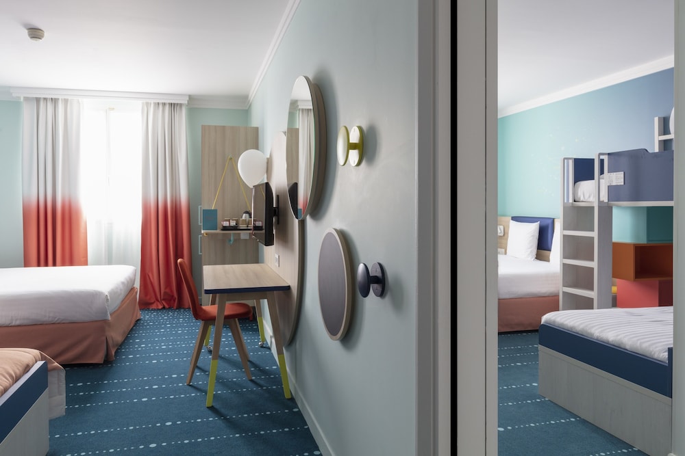 Habitación familiar, habitaciones comunicadas del hotel Grand Magic Hotel Marne La Vallée. Foto 4