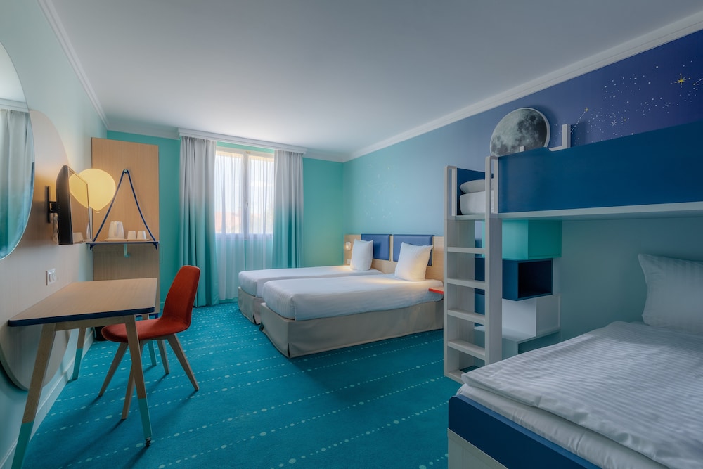 Habitación familiar, varias camas del hotel Grand Magic Hotel Marne La Vallée