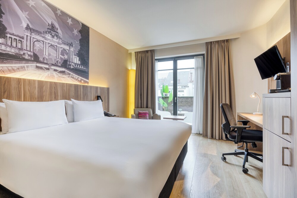 Habitación estándar, 1 cama de matrimonio grande, balcón del hotel Holiday Inn Brussels Schuman, An Ihg. Foto 2