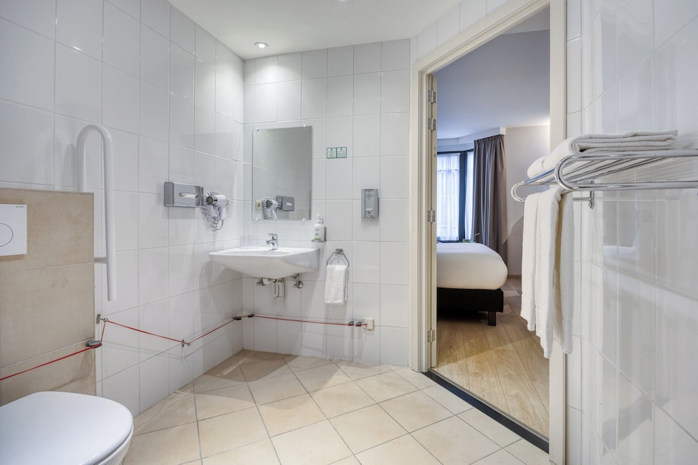 Habitación, 1 cama de matrimonio grande, accesible para personas con discapacidad (Wheelchair) del hotel Holiday Inn Brussels Schuman, An Ihg. Foto 6