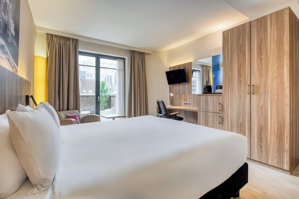Habitación estándar, 1 cama de matrimonio grande, balcón (Bath) del hotel Holiday Inn Brussels Schuman, An Ihg. Foto 6