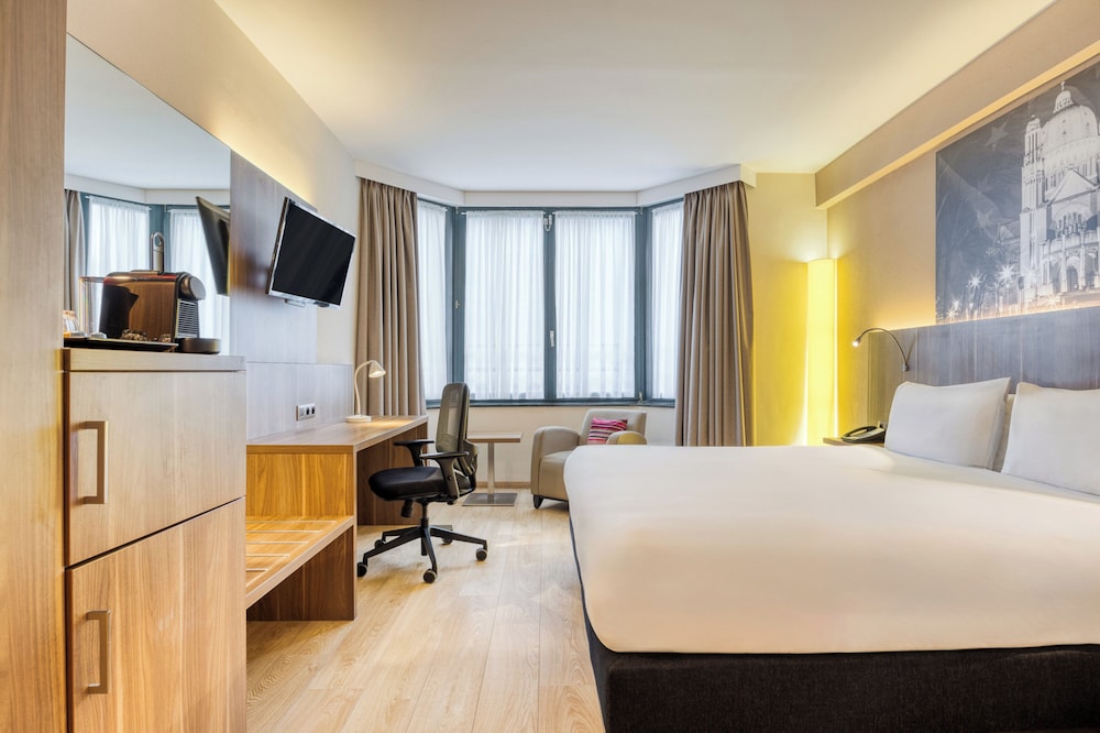Habitación estándar, 1 cama de matrimonio grande del hotel Holiday Inn Brussels Schuman, An Ihg. Foto 5