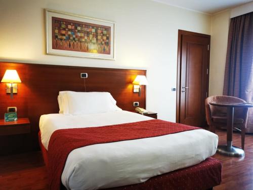 Habitación Doble con cama doble - Adaptada para personas de movilidad reducida del hotel Holiday Inn Cagliari, An Ihg. Foto 2